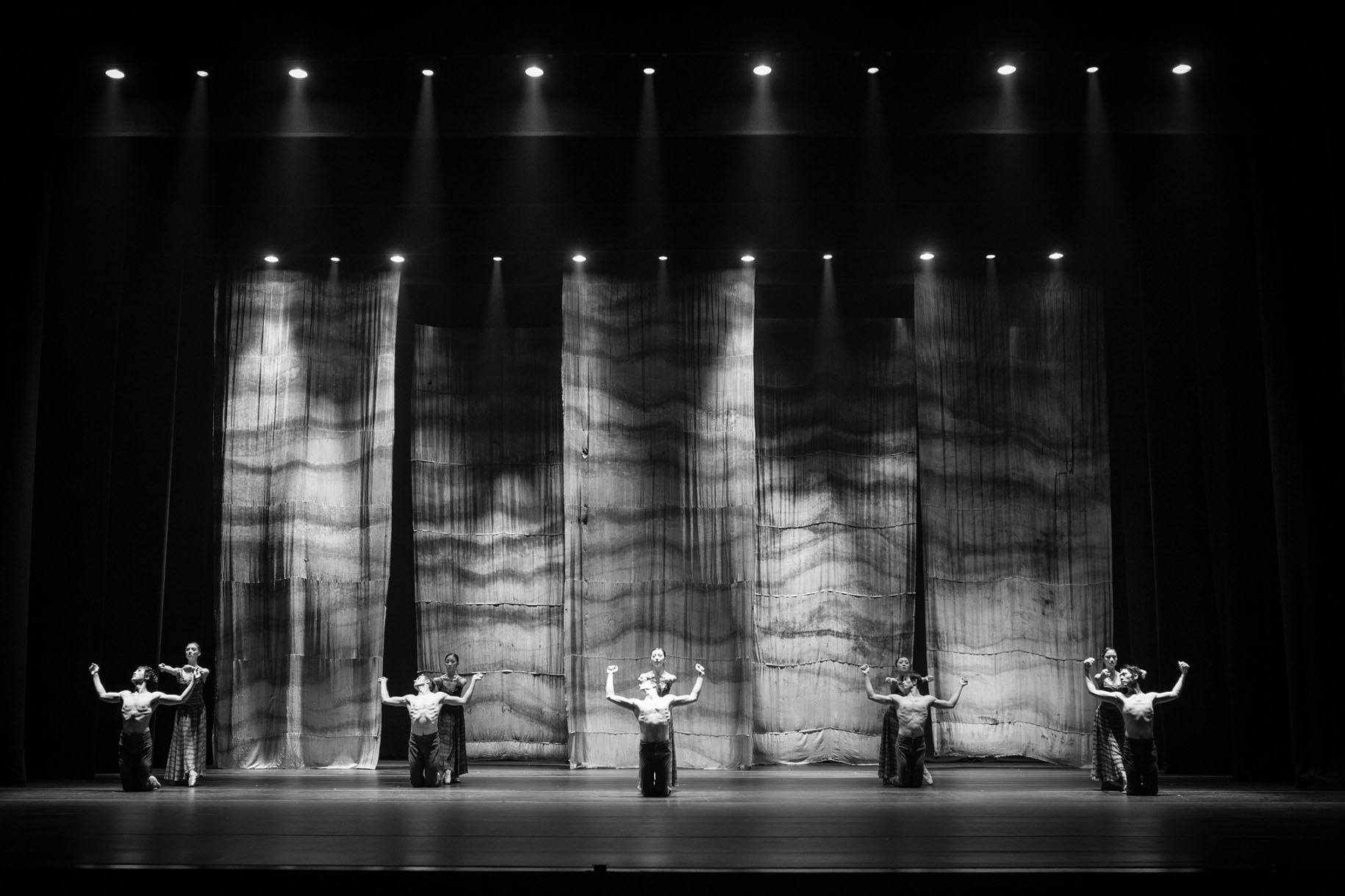 <p>Singapore Dance Theatre marked its 23rd anniversary in 2011 and <a href="https://drlib.lasalle.edu.sg/243/"><em>Masterpiece in Motion</em></a> is an annual production showcasing the best of local and international contemporary choreography. Artistic Director, Janek Schergen, brought three works of equal length together in one evening, separating them with an interval. The centrepiece was a world premiere especially created for the company by Taiwan-born, California-raised, dancer-choreographer, Edwaard Liang. The evening began with a revival of a,”landmark work for the company”, first performed here in a collaboration between Australian Ballet and SDT, by dancer-choreographer Stanton Welch – son of Australian dance legends Marilyn Jones and Garth Welch. The third act was another premiere for Singapore, by Netherlands-born Nils Christie, reproduced by his wife, Annegien Sneep, completing a global embrace with this acclaimed collection performed by members of Singapore Dance Theatre.</p>
