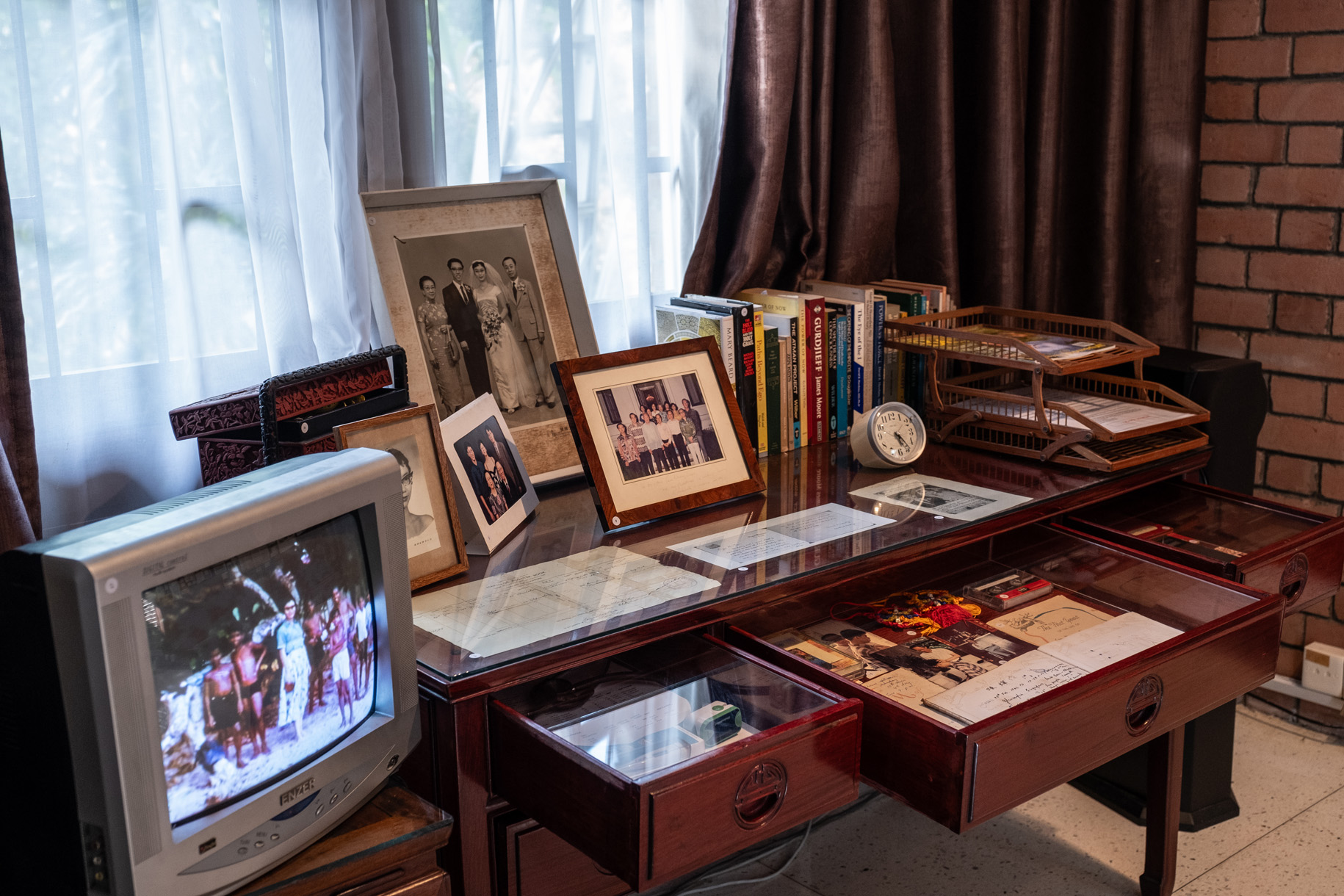 <p>Side view of artwork.</p>
